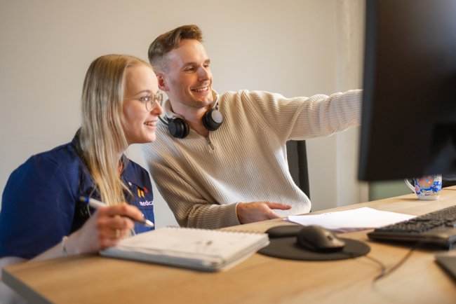 Collega's samenwerkend aan een bureau